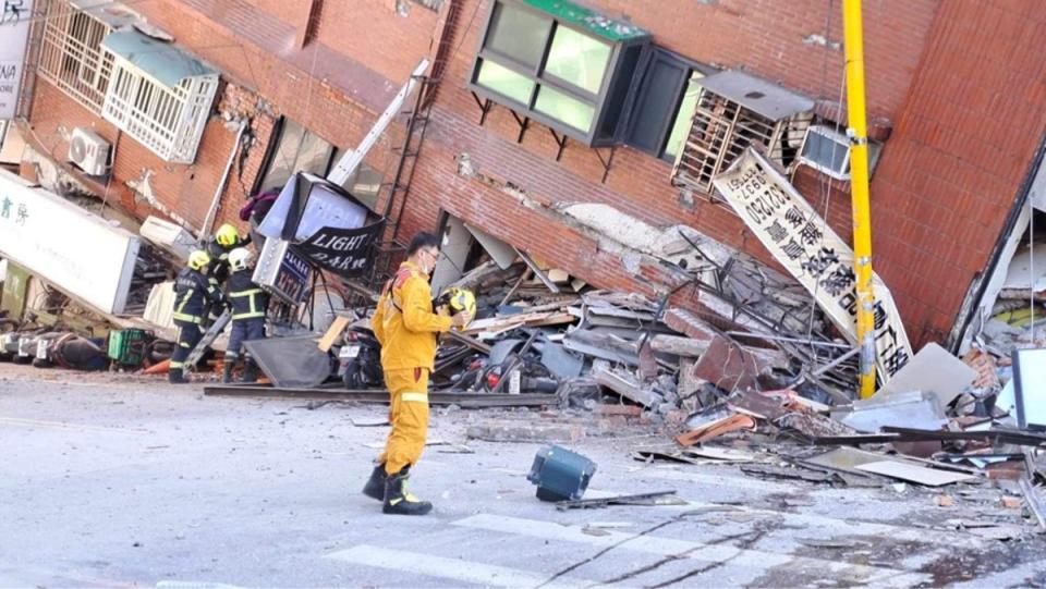 一场 7.3 级强烈地震震撼了整个岛屿，救援人员在部分倒塌的建筑中工作（VCG via Getty Images）