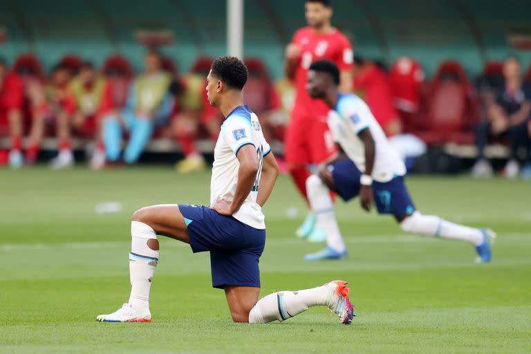 Los jugadores de Inglaterra se arrodillan antes de comenzar el partido contra Irán