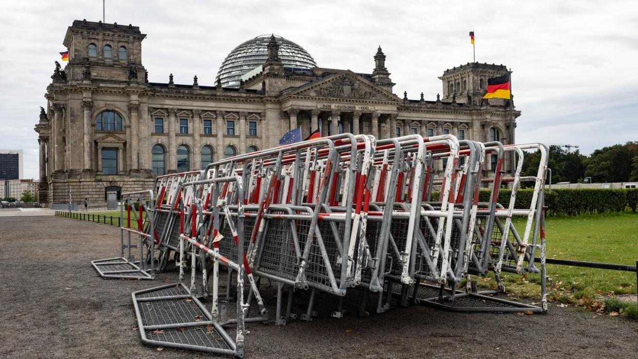 Absperrgitter stehen am Reichstagsgebäude. Nach dem gekippten Verbot einer Großdemonstration gegen Corona-Maßnahmen werden sie vermutlich doch gebraucht.