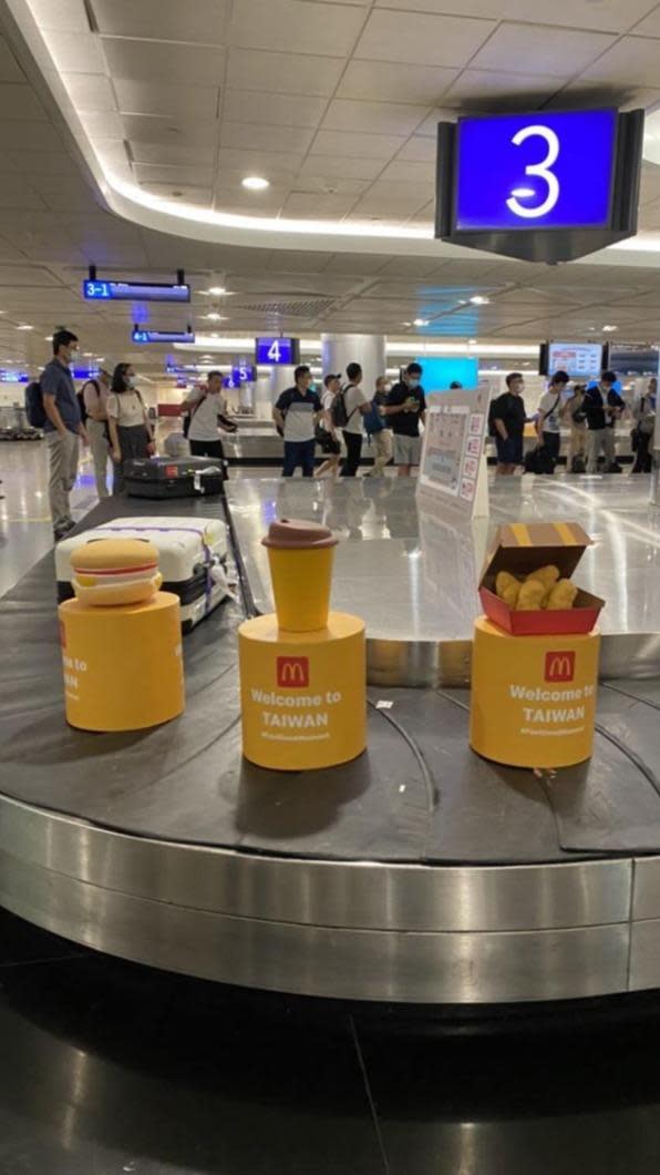 臉書社團「路上觀察學院」有網友分享，桃園機場的行李轉盤出現大型漢堡、咖啡和雞塊。（圖／Facebook 路上觀察學院）
