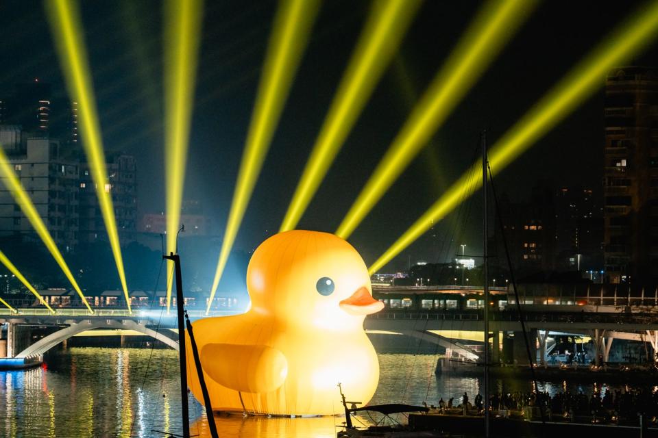 高雄流行音樂中心規劃的「金呱閃閃」燈光展演，黃色小鴨旁的碼頭會亮起應景燈光。（高流提供）