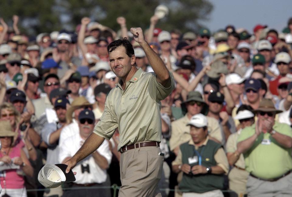 Len Mattiace of Jacksonville acknowledges the Augusta National patrons in 2003 after finishing with a final-round 65.