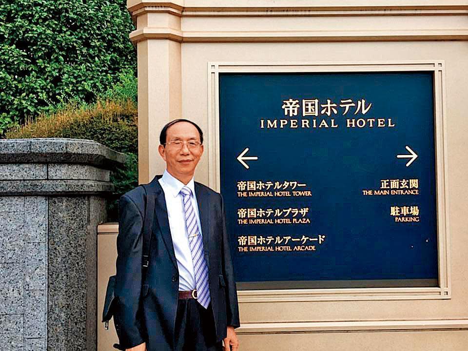 鄭世曜是台灣長工會成員，曾赴日旅遊並順道拜訪謝長廷，還在知名的帝國飯店前拍照留念。（翻攝鄭世曜臉書）