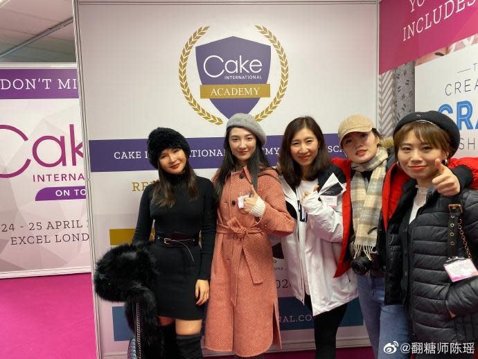 陳瑤（左二）與其他4名中國選手舉報「反送中蛋糕」。（翻攝自陳瑤微博）