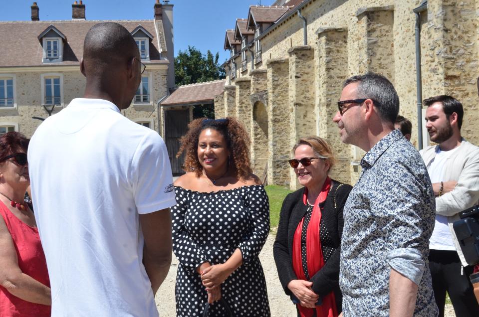 <p>En robe à pois, au milieu de cette photographie, on peut voir la fille de la plus grande légende de l'histoire du football : Kely Nascimento Pelé est la fille du roi Pelé. Ces derniers jours, celle qui a été ambassadrice de l'ONU et qui est désormais présidente de la Fondation Pelé était en France où elle a fait la promotion du sport. Elle est notamment intervenue pour inciter les jeunes filles de banlieue parisienne à se lancer dans le sport, notamment via le Teqball, une discipline mélangeant tennis et de table et football. (crédit Facebook Ville de Grigny - 91)</p> 