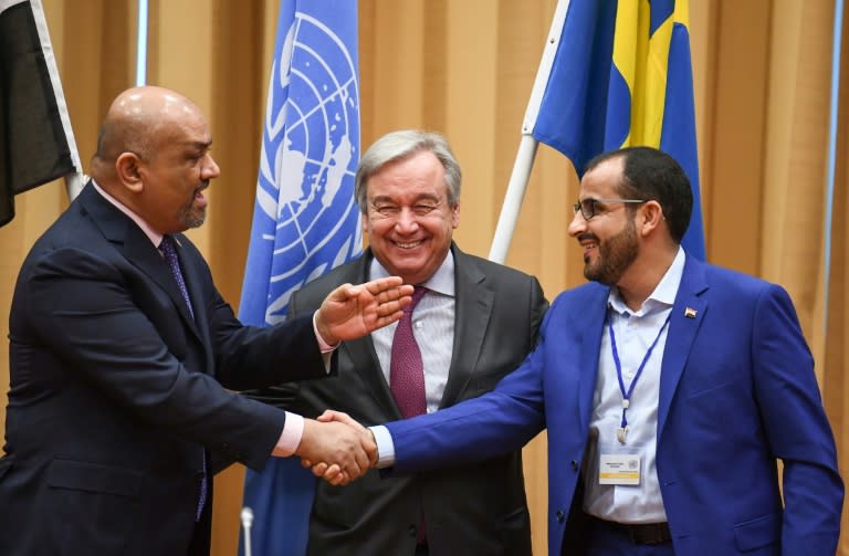 Yemen's foreign minister and the chief rebel negotiator shook hands watched by UN Secretary General Antonio Guterres