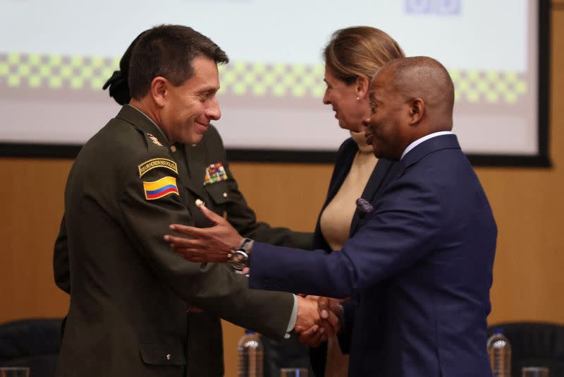 El director de la Policía Nacional de Colombia, general Henry Sanabria y Todd Robinson, subsecretario de Estado para asuntos antinarcóticos y aplicación de la ley de Estados Unidos, se dan la mano durante el lanzamiento del programa de asistencia técnica para el proceso de transformación de la Policía Nacional en Derechos Humanos en Bogotá