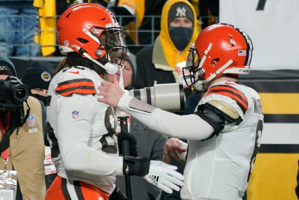 Cleveland Browns tight end David Njoku (85), left, celebrates with quarterback Baker Mayfield (6) after making a touchdown catch against the Pittsburgh Steelers during the second half an NFL football game, Monday, Jan. 3, 2022, in Pittsburgh. (AP Photo/Gene J. Puskar)