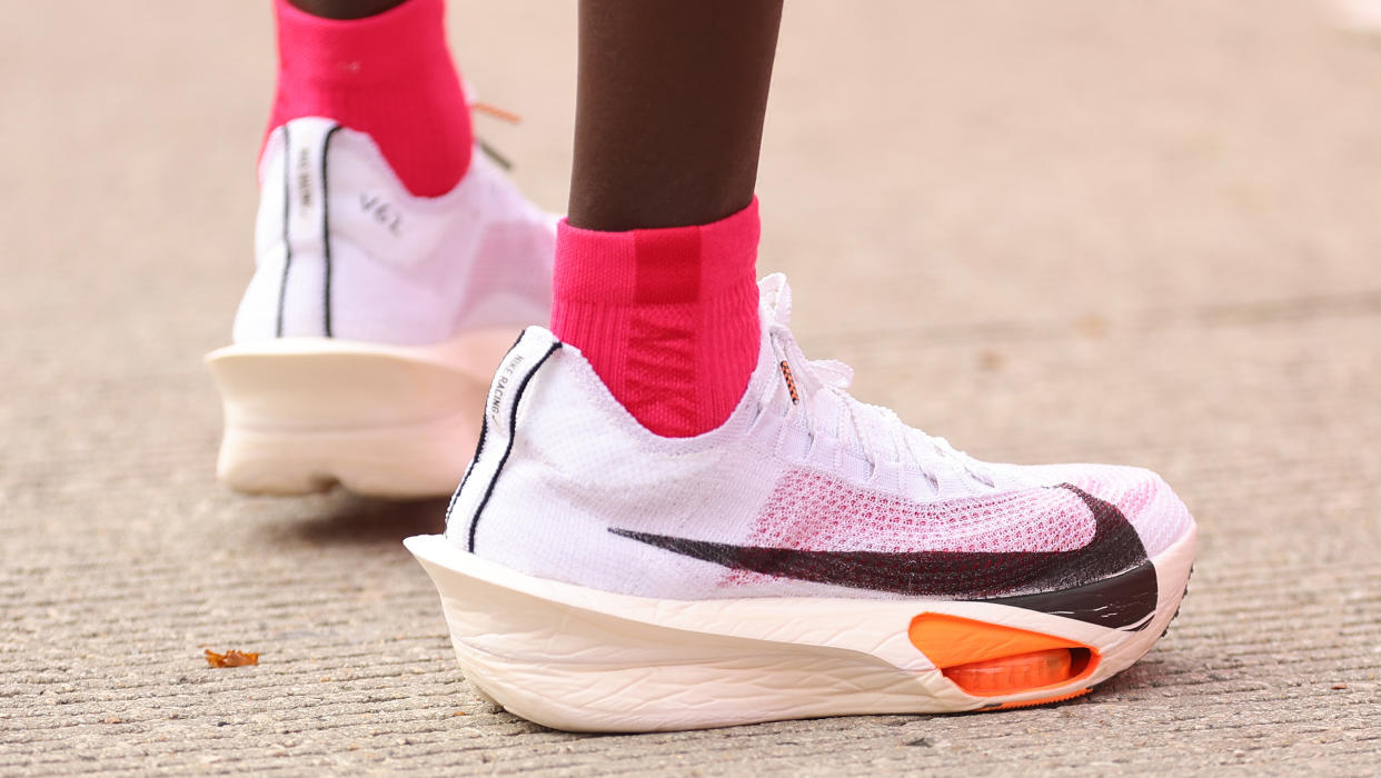  Close-up of the Nike running shoes Kelvin Kiptum wore in the Chicago Marathon 2023. 