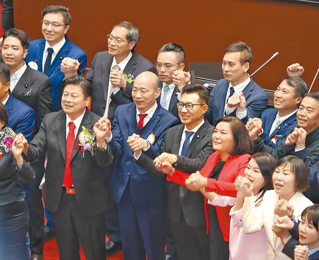 圖為韓國瑜（中）、江啟臣（中右）順利當選立法院正副院長，藍營立委們都相當興奮。（王英豪攝）