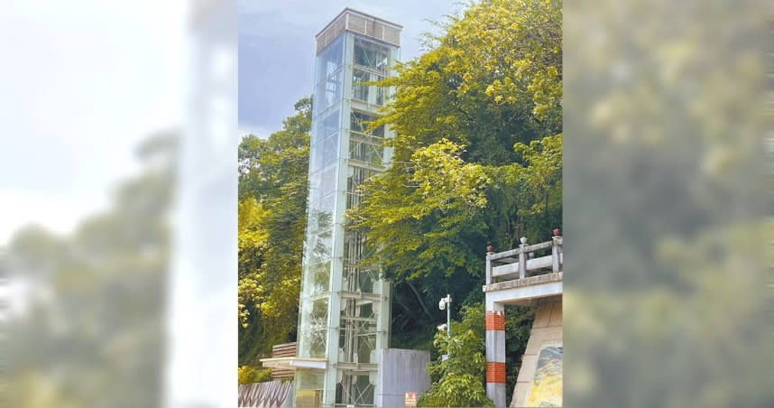 桃園市大溪景觀電梯故障，因零件從國外進口，預計5月中下旬完成修復。（圖／呂筱蟬攝）