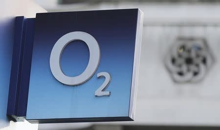 A sign hangs outside an O2 mobile phone shop in central London January 23, 2015. REUTERS/Suzanne Plunkett