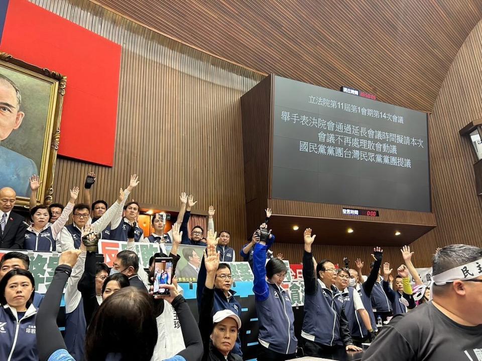 藍白人數優勢通過延長開會，立法院長韓國瑜更宣布不再處理散會動議。(Threads/@huangjie_official)