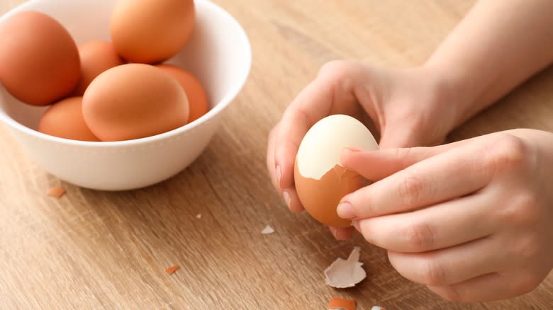 peeling boiled eggs