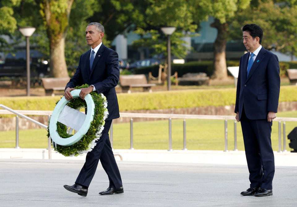 <p>President Barack Obama (L) carries a wreath as Japanese Prime Minister Shinzo Abe looks on, in front of a cenotaph at Hiroshima Peace Memorial Park in Hiroshima, Japan May 27, 2016. (Photo: Toru Hanai/Reuters) </p>