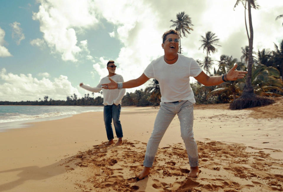 En esta imagen difundida por Sony Music Entertainment, Ricky Martin, al fondo, y Carlos Vives en una escena del video musical de su primera colaboración, "Canción bonita", filmado en Puerto Rico. El dúo lanza el tema el martes 13 de abril de 2021. (Sony Music Entertainment vía AP)