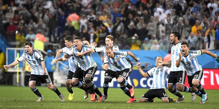 Messi, Demichelis, Rojo, Biglia, Palacio, Mascherano, Garay y Agüero estallan tras el penal decisivo convertido por Maxi Rodríguez
