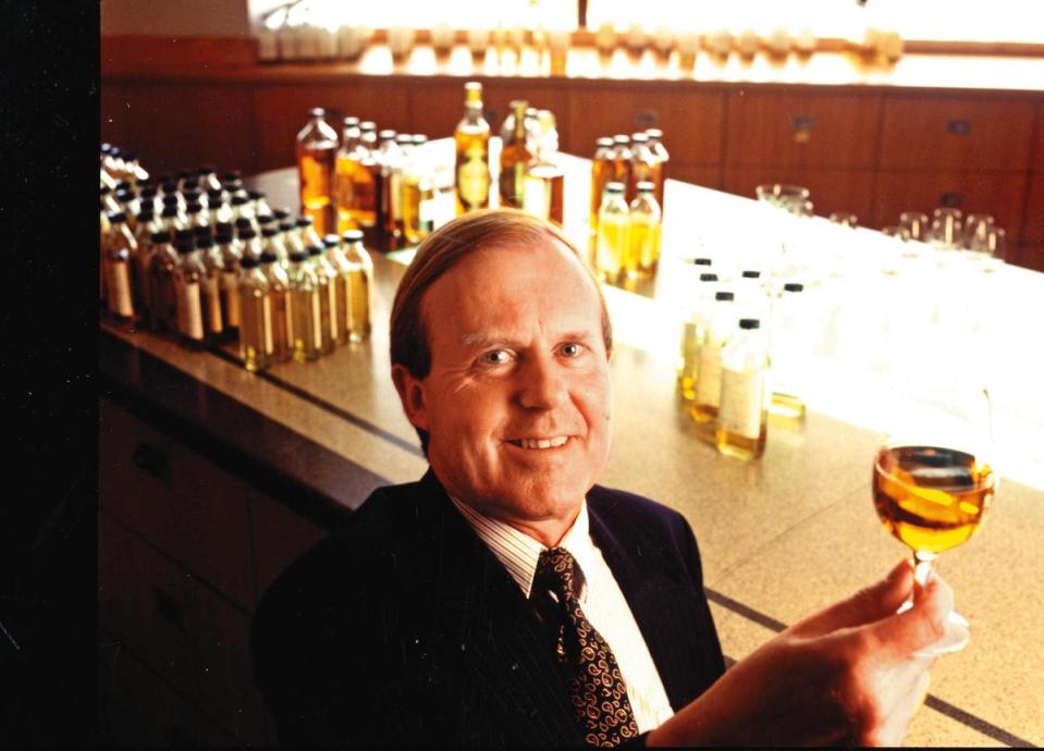 靈魂人物也是威士忌行銷裡的顯學，像是在酒廠工作一甲子的首席調酒師大衛．史都華，就是百富的金字招牌。