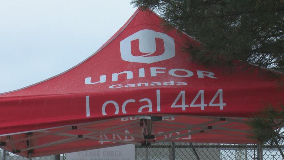 Unifor Local 444 members blockaded an entrance to FCA's Windsor Assembly Plant for the second time on Friday. 