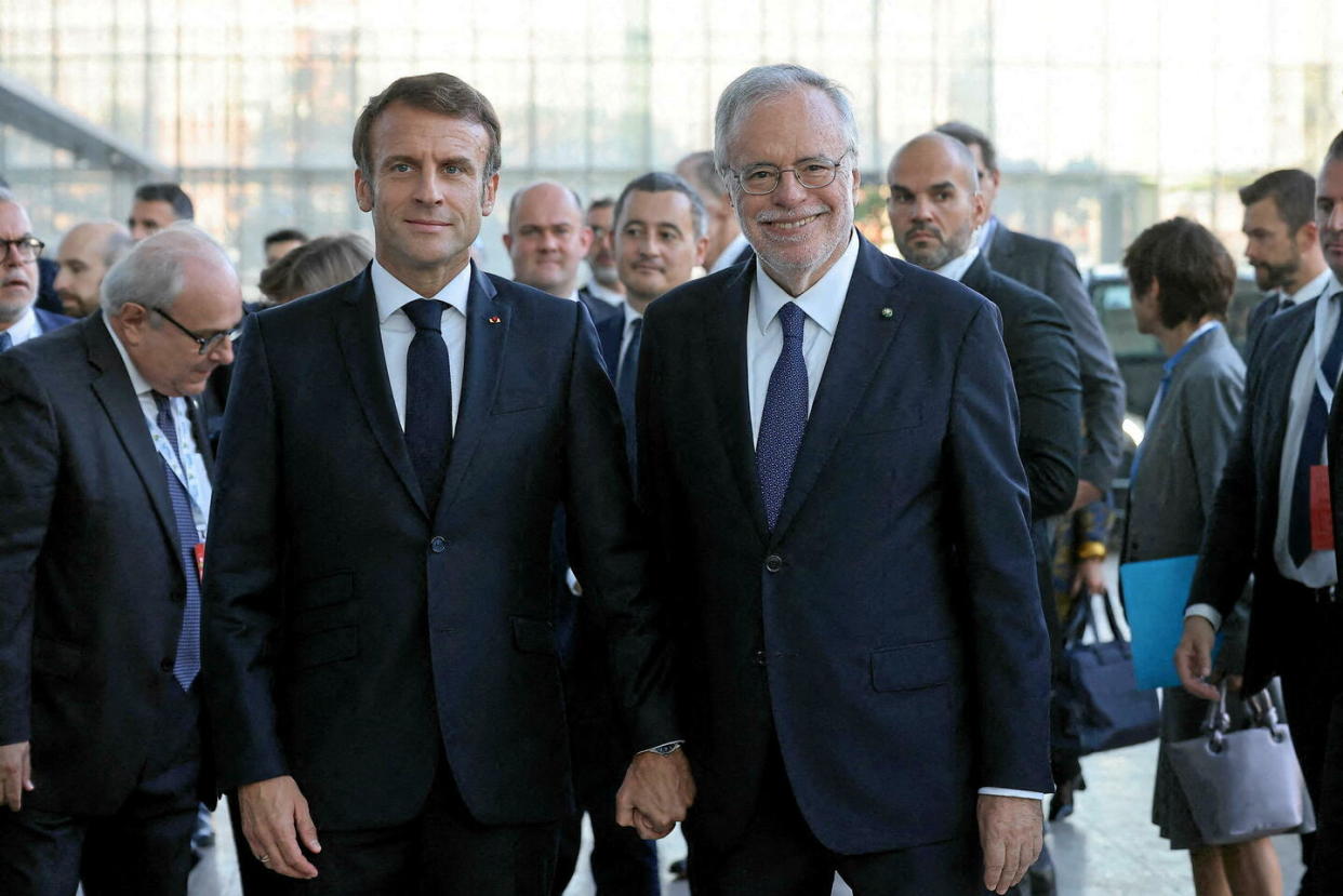 Le président français Emmanuel Macron pose avec le fondateur de la Communauté de Sant'Egidio, Andrea Riccardi, alors qu'il vient assister au Cri de la Paix, un sommet international organisé par la Communauté catholique italienne de Sant'Egidio, à Rome, en Italie, le 23 octobre 2022. - Crédit : Dominique Jacovides/Pool/Abaca