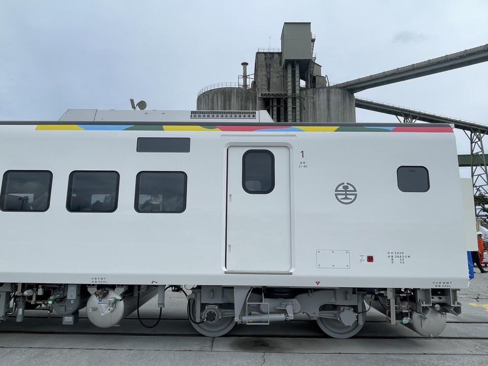 EMU3000特仕車6日抵台，7日卸船，並將於明年2/3上路。   圖：台鐵局／提供