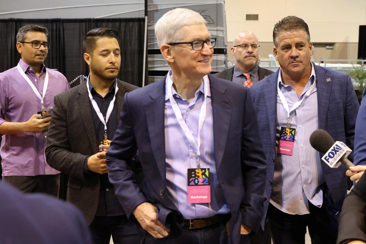 Apple CEO Tim Cook arrives for the first in-person annual meeting since 2019 of Berkshire Hathaway Inc in Omaha, Nebraska, U.S. April 30, 2022.  REUTERS/Scott Morgan