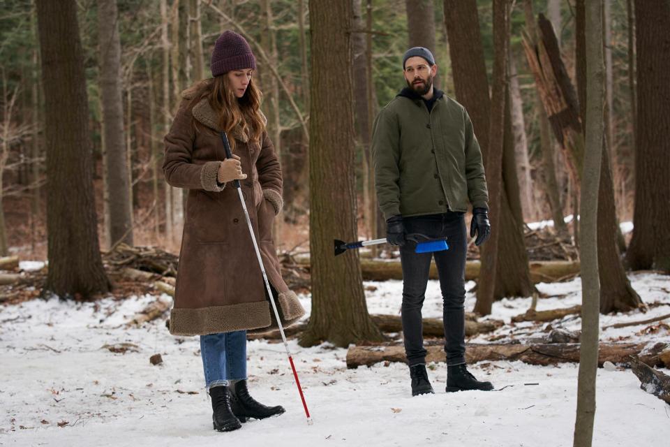 In the Dark -- “Hanging by a Thread” -- Image Number: ITD301b_0409r -- Pictured (L-R): Perry Mattfeld as Murphy Mason and Casey Deidrick as Max Parish -- Photo: Marni Grossman/The CW -- © 2021 The CW Network, LLC. All Rights Reserved.