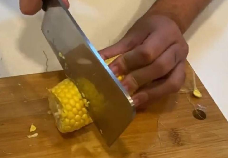 剁刀可以拿來處理較硬的食材，像是玉米。