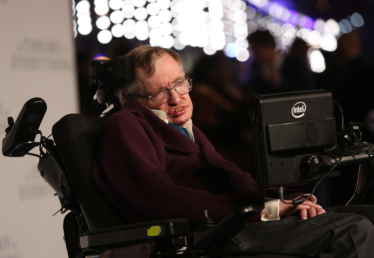 El profesor Stephen Hawking llega a la alfombra azul para el estreno británico de La teoría del todo en el Odeon de Leicester Square, en el centro de Londres, el martes 9 de diciembre de 2014. (Foto de Joel Ryan/Invision/AP)