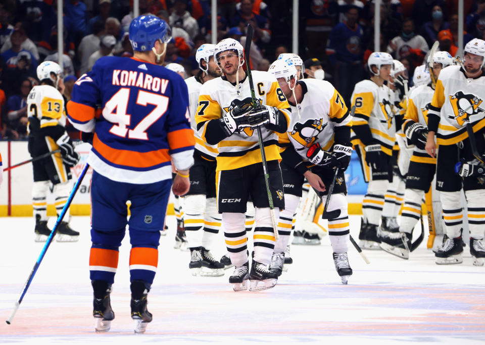 UNIONDALE, NEW YORK - MAY 26: Sidney Crosby #87 of the Pittsburgh Penguins prepares to shake hands with the New York Islanders following Game Six of the First Round of the 2021 Stanley Cup Playoffs at the Nassau Coliseum on May 26, 2021 in Uniondale, New York. (Photo by Bruce Bennett/Getty Images)