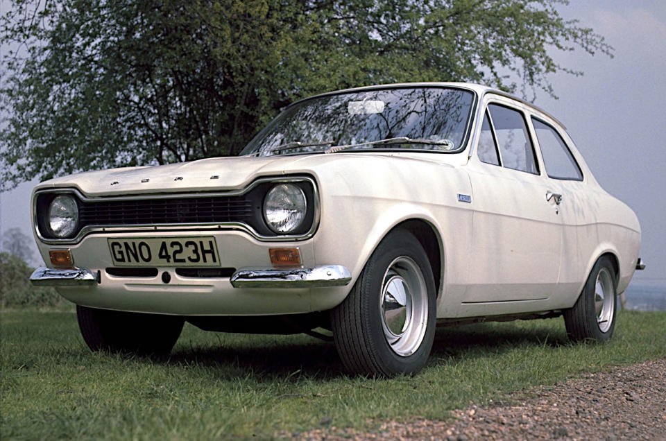 <p>Sans aucun doute, la RS1600 était l'Escort Mk1 par excellence. Fabriquée par Ford Advanced Vehicles Operation dans l'Essex, elle était propulsée par le moteur <strong>Cosworth BDA </strong>qui, en gros, était la partie inférieure d'un Kent à flux croisé de <strong>1,6 litre </strong>avec une culasse à double arbre à cames en tête de 16 soupapes sur le dessus.</p><p>De série, le BDA produisait <strong>120 ch</strong>, mais ce chiffre laisse à peine entrevoir tout son potentiel. Sous une forme modifiée, la RS1600 est devenue le pilier de Ford en rallye et a également connu un succès exceptionnel en course sur circuit.</p>