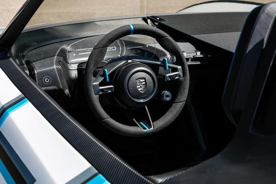 透明表面的儀錶板位於方向機柱頂部，賽車式方向盤的各個控制裝置採用邁阿密藍色作為點綴。