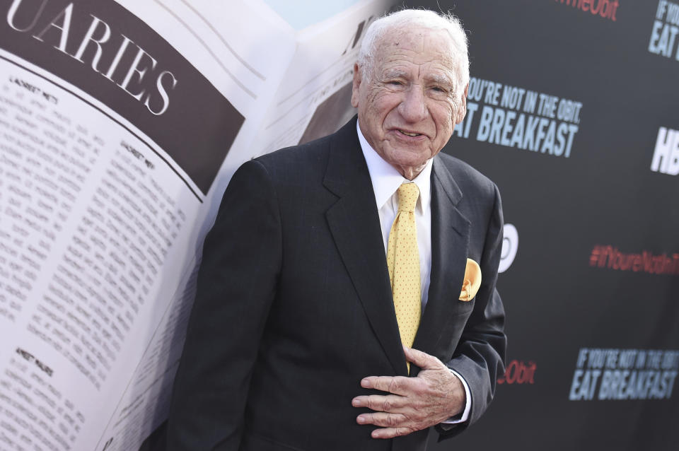 ARCHIVO - Mel Brooks asiste al estreno en Los Ángeles de "If You're Not In The Obit, Eat Breakfast" el 17 de mayo de 2017 en Beverly Hills, California. La Academia de las Artes y Ciencias Cinematográficas anunció el lunes 26 de junio de 2023 que Angela Bassett, Mel Brooks y la editora de cine Carol Littleton recibirán premios Oscar honorarios en los Premios de los Gobernadores de noviembre. (Foto Richard Shotwell/Invision/AP, archivo)