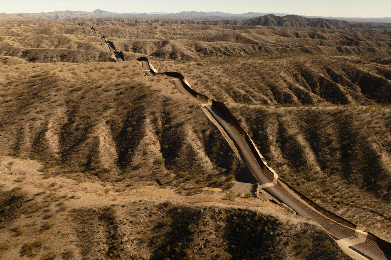 Una vista aérea de la estructura colocada en la frontera para dividir a Estados Unidos y México, a las afueras de Arivaca, Arizona, el 14 de enero de 2024. (Erin Schaff/The New York Times)