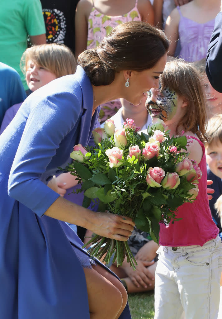 <p>Und noch mal Blumen plus eine weitere niedliche Umarmungsattacke! Ob Kates eleganter Catherine-Walker-Mantel diesen buntgeschminkten Ansturm der Zuneigung fleckentechnisch wohl heil überstehen wird? Der Herzogin scheint’s sympathischerweise völlig egal zu sein! (Bild: Getty Images) </p>