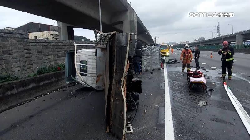 貨車遭撞擊後整台翻覆，占用了一部分路段及車道。