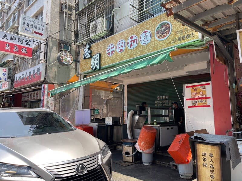 台北市志明牛肉麵石牌分店被爆出員工將抹布水擰入鍋中，負責人5日透過聲明致歉，表示將暫時歇業並加強員工教育訓練。（中央社）