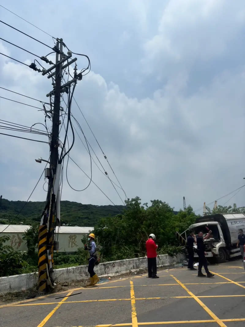 ▲電桿遭車輛撞擊，造成新北市八里區1492戶停電，台電立即進行線路轉供。（圖／台電）