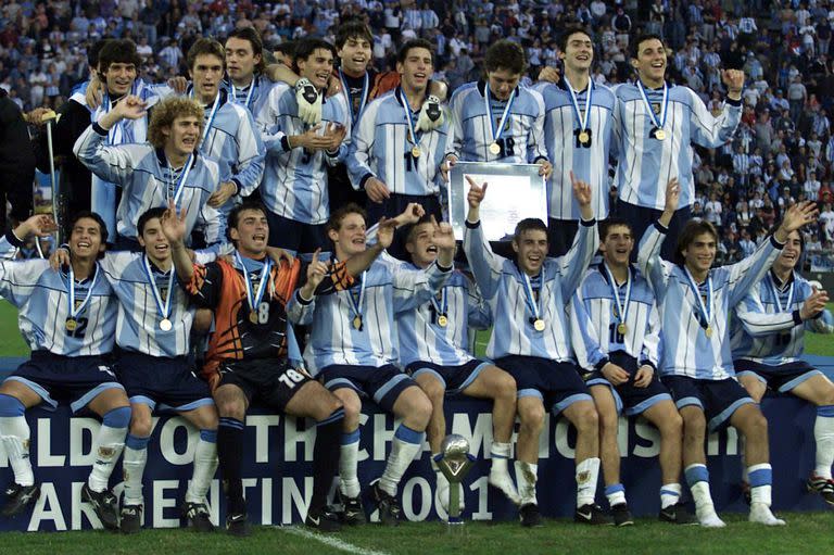 Arca jugó cinco partidos en el Mundial Sub 20 que la Argentina ganó en 2001; en la foto, festeja entre DAlessandro y Romagnoli