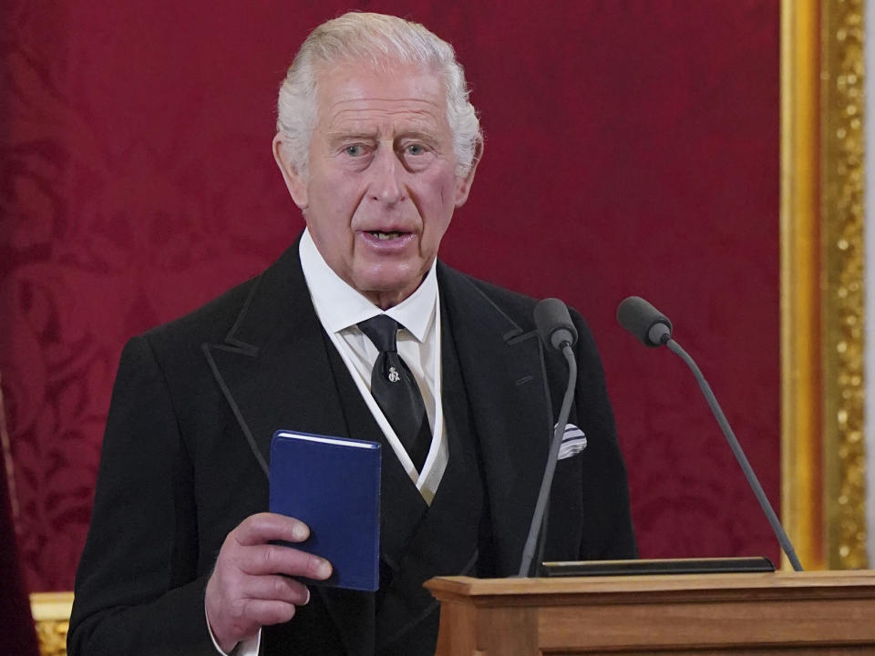 El rey Carlos III hace una declación durante el Consejo de Ascensión, en el Palacio de St James, en Londres, el 10 de septiembre de 2022, donde es proclamado formalmente rey. (Jonathan Brady/Pool Photo via AP)