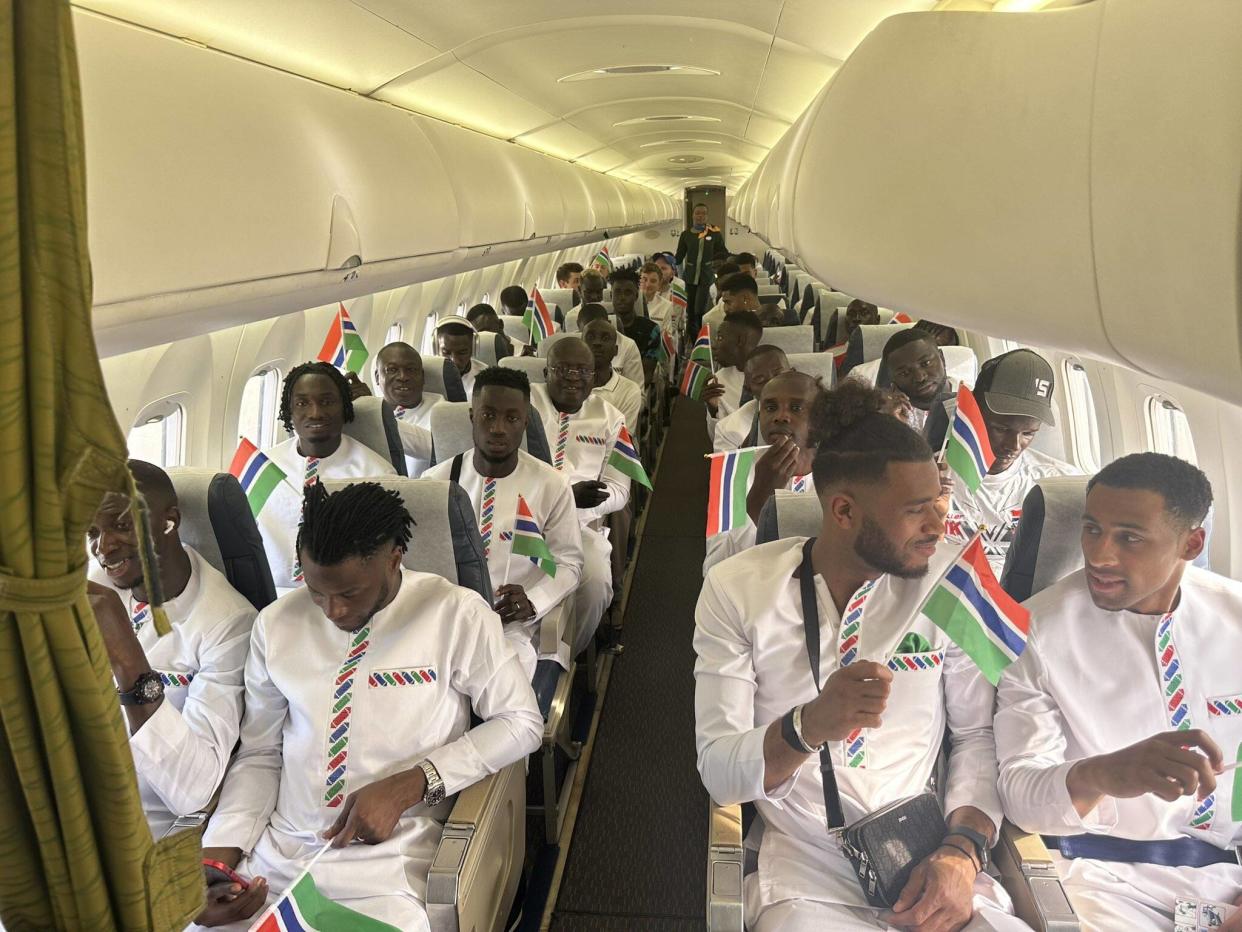 Les joueurs de la sélection gambienne, quelques minutes avant l’incident qui a provoqué un demi-tour en urgence de l’avion qui devait les transporter en Côte d’Ivoire. 