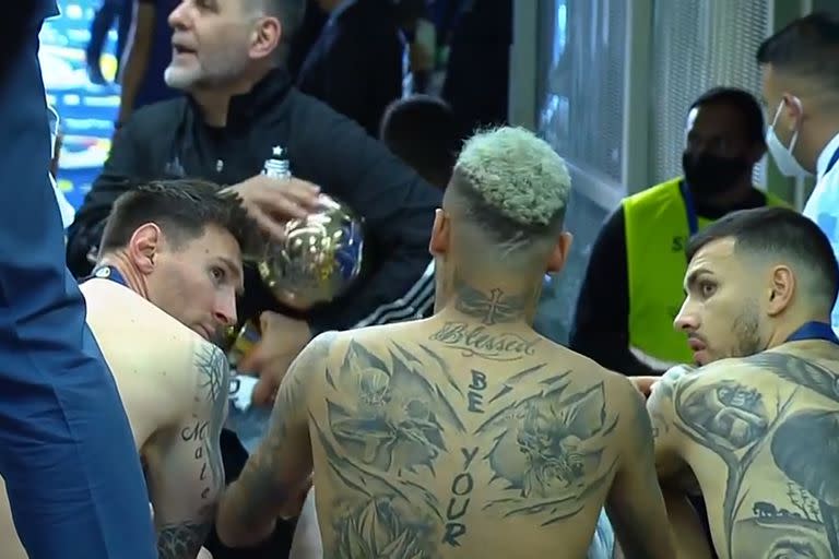 Como en el barrio: Messi, Neymar y Paredes, tres amigos, charlando después de la final.