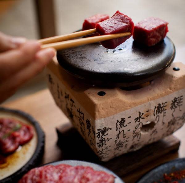 Algunos de los platos terminan su cocción en la mesa en Emperador Meiji.