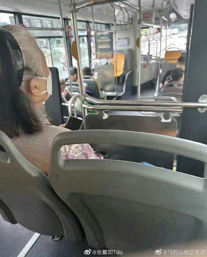 網友在公車上發現一位看似平凡卻是「股票大亨」的奶奶。（圖／翻攝自微博）