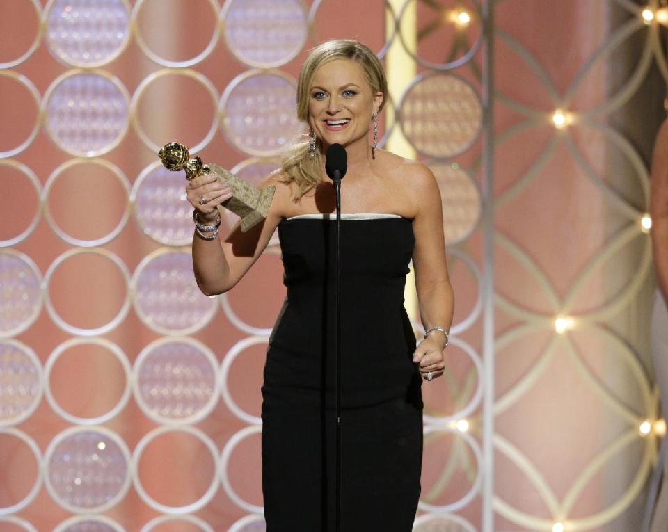 En esta imagen difundida por NBC, Amy Poehler acepta el Globo de Oro a la mejor actriz en una serie de comedia por su papel en "Parks and Recreation", el domingo 12 de enero del 2014 en Beverly Hills, California. (AP Foto/NBC, Paul Drinkwater)