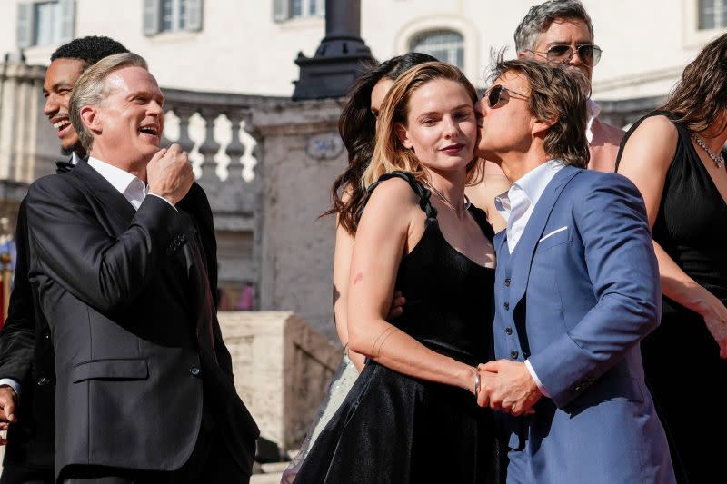 ▲《不可能的任務：致命清算　第一章》羅馬全球首映，湯姆克魯斯（右）親吻蕾貝卡弗格森的臉頰。（圖／美聯社）