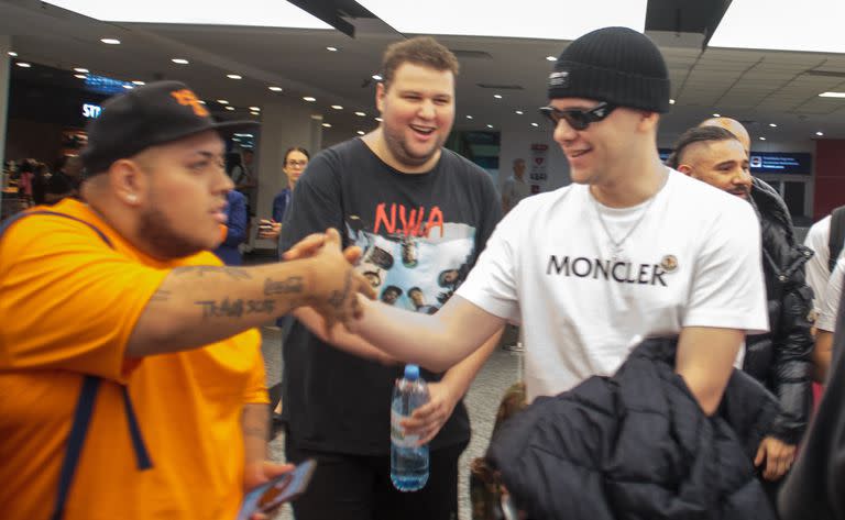 El Dj y productor argentino del momento, Bizarrap, saluda fans en Ezeiza