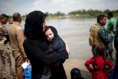 Displaced Iraqis wait to cross the Tigris River by boat after the bridge has been temporarily closed, in western Mosul, Iraq May 6, 2017. REUTERS/Suhaib Salem