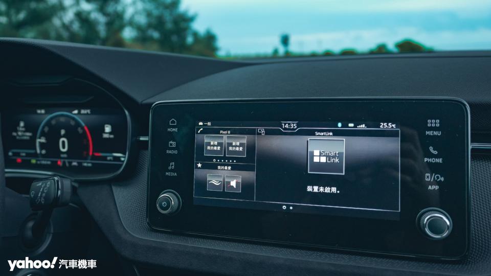 中央螢幕從8吋升級到8.25吋，多了無線連接Apple CarPlay與Android Auto。