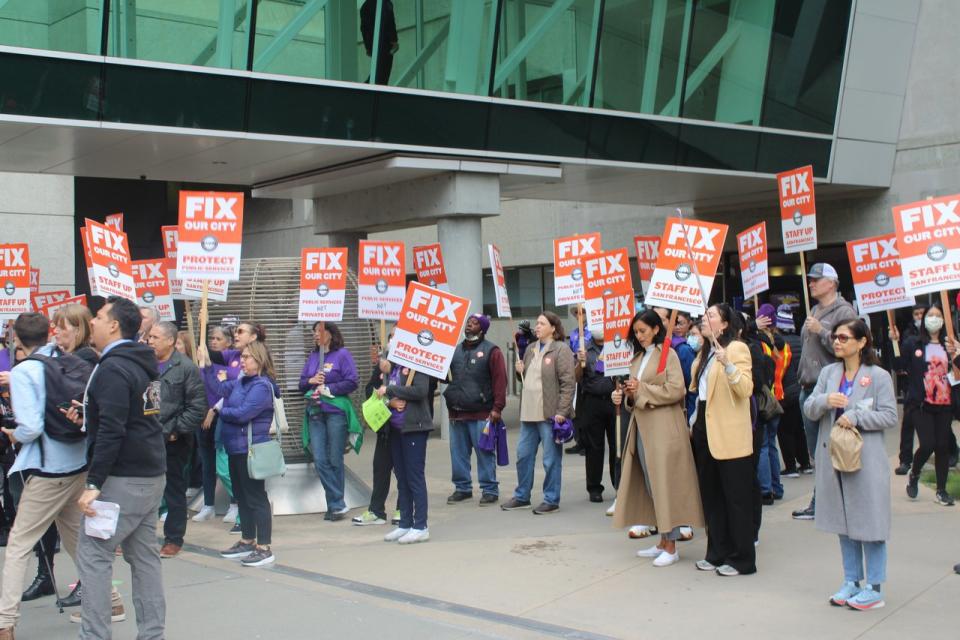 舊金山工會在舊金山總醫院和創傷中心外集會示威，為該醫院人手不足的危險影響發聲。（記者楊逸辰／攝影）